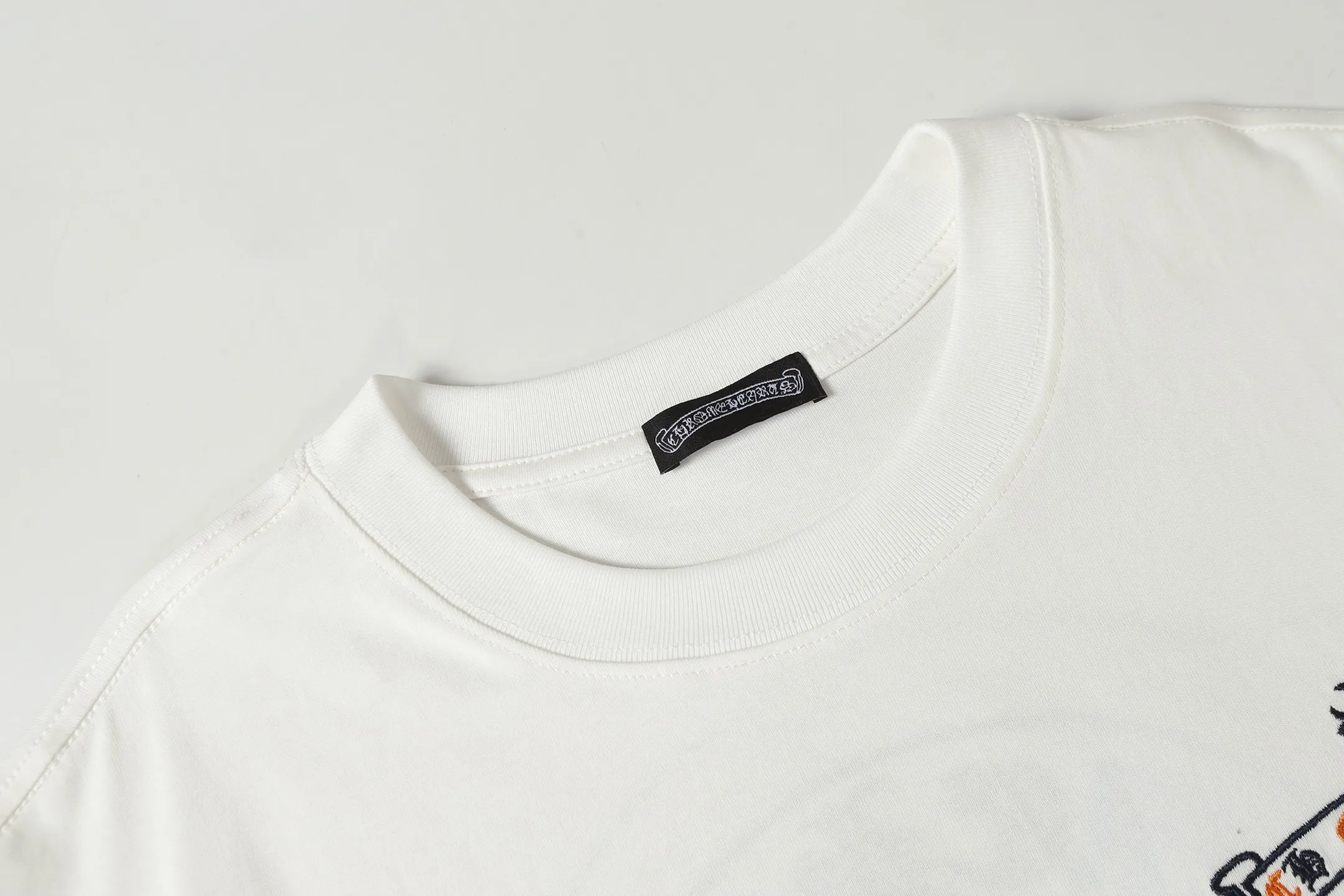 P180 Chrome Hearts CH Chrome Hearts Heavy Industry Horseshoe Sanskrit appliqué embroidered short-sleeved T-shirt Use imported Tajima machine embroidery Correctly configured Black 2025 Chrome Hearts nylon bag authentic packaging 260 grams of custom-dyed double-yarn cotton Large version Loose and stylish Differentiated from low version slim and long version The upper body pulls the hips 100% commitment: top quality Do not make fast food The highest version on the market Top quality - different from the ordinary versions in the market If you care about quality You must also respect the price. Absolutely zero after-sales service. The return rate so far is 0. It’s hard not to love the style. - 260g custom-dyed double yarn fabric. - Correct high-density main mark, washed tag, hand-sewn.